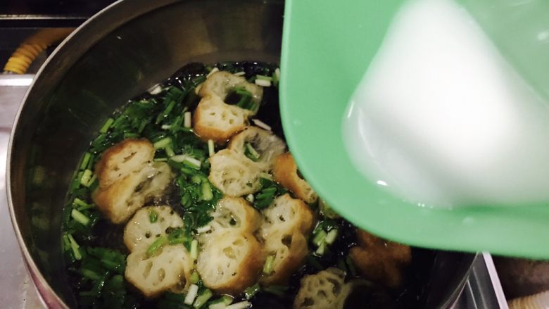 油条紫菜蛋花汤,锅内放少量的水淀粉。
