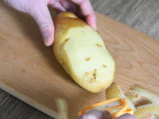 土豆最新的销魂吃法，好吃得根本停不下来！,土豆洗净，去皮
