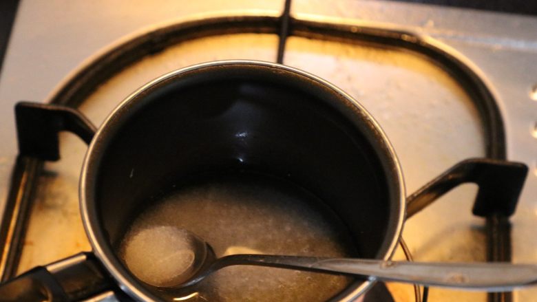 泡芙塔,接下来做糖丝，把糖和水放小锅里熬煮至麦芽糖的转态！泡芙用勺子沾少许糖浆围着纸质圆柱体贴上即可「圆柱体忘记