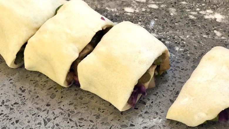 蔬菜面包卷,切成3公分左右的段