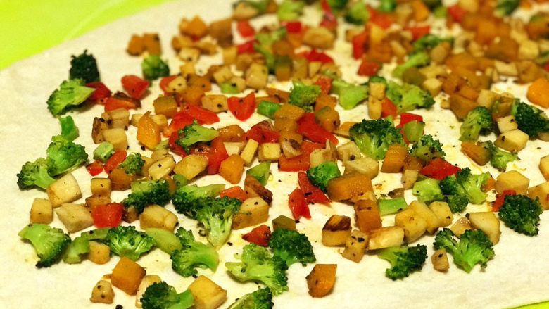 蔬菜面包卷,用勺子將蔬菜鋪匀，上下各留2公分，左右各留1公分