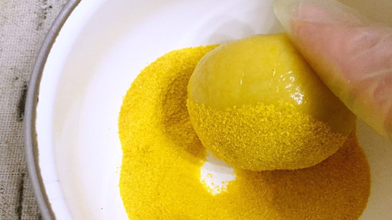 韩式南瓜🎃小月饼,将南瓜月饼胚表面均匀滚上南瓜粉，薄薄一层就可以。