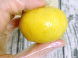 韩式南瓜🎃小月饼,包好的月饼胚最好轻轻压一下，让它呈椭圆形，这样成品形态跟南瓜更接近。