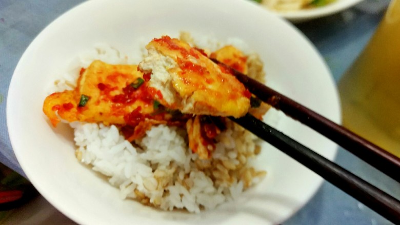 据说它是所有老公都怕的菜，不知你敢不敢试一下——韩式石锅豆腐,石锅豆腐配燕麦米饭，咬一口真的是外酥里嫩！