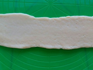 红豆酥,取一半的面团，擀成厚薄均匀的长片状