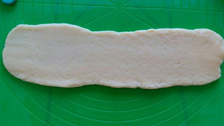 红豆酥,取一半的面团，擀成厚薄均匀的长片状