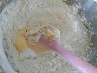 红豆酥,加入过筛的低粉到黄油内