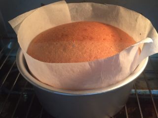 海绵蛋糕,放入预热好的烤箱160度烘烤45分钟。
