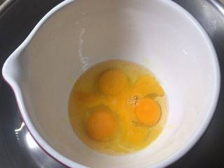 海绵蛋糕,将全蛋蛋盆放入热水里。高速打发。