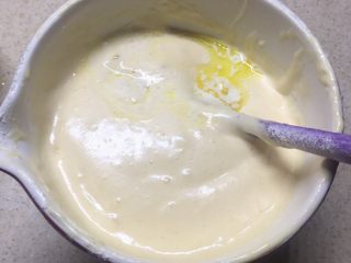 海绵蛋糕,加入三分之一的牛奶黄油液，翻拌均匀。