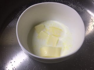 海绵蛋糕,牛奶黄油隔水软化。