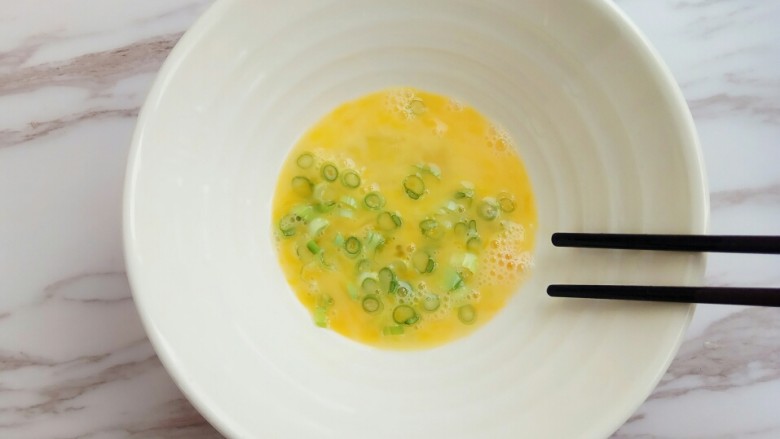 创意美食，豆角鸡蛋饼,放入葱花和一勺盐搅拌均匀