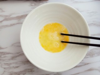 创意美食，豆角鸡蛋饼,用筷子搅拌均匀