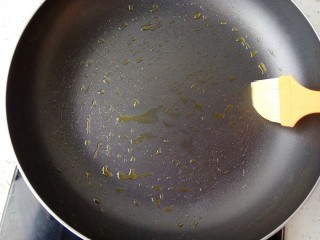 创意美食，豆角鸡蛋饼,去平底锅，刷上一层薄薄的油