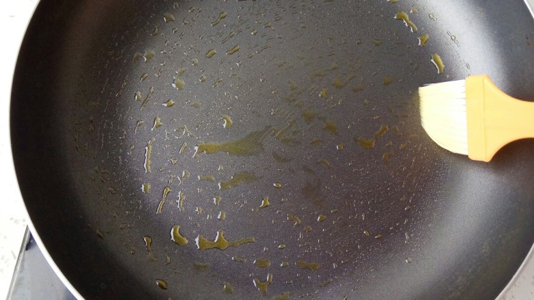 创意美食，豆角鸡蛋饼,去平底锅，刷上一层薄薄的油