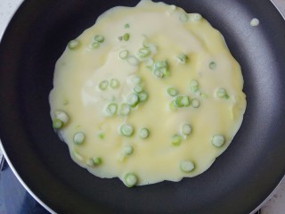 创意美食，豆角鸡蛋饼,平底锅左右转圆，面糊就会呈圆形