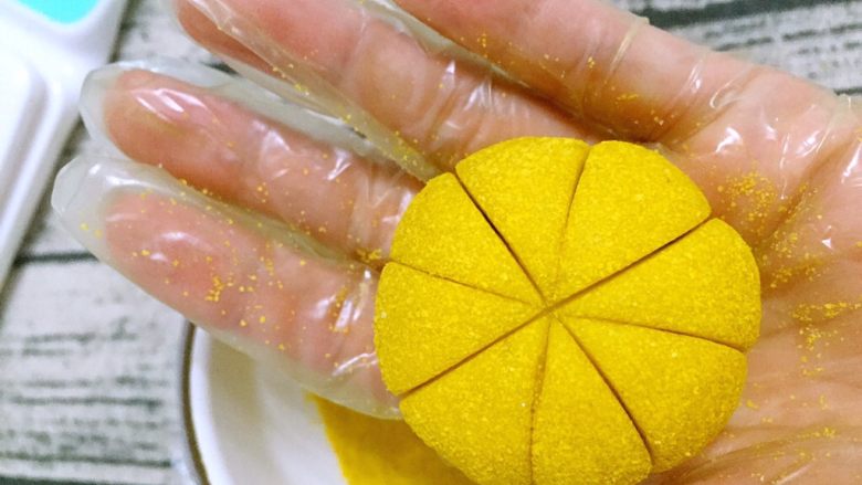 韩式南瓜🎃小月饼,再两个切口之间再交叉切一组十字花刀，最好做到花纹平均。