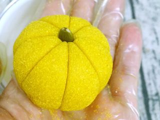 韩式南瓜🎃小月饼,在切好花纹的南瓜月饼顶部插一个南瓜籽仁做装饰。
