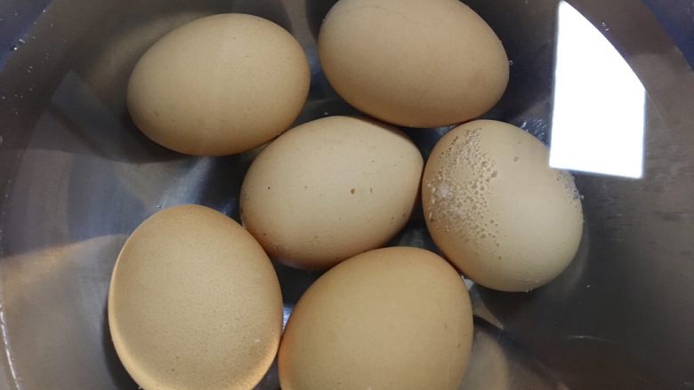 酱油卤蛋,煮好的鸡蛋放凉水中冷却