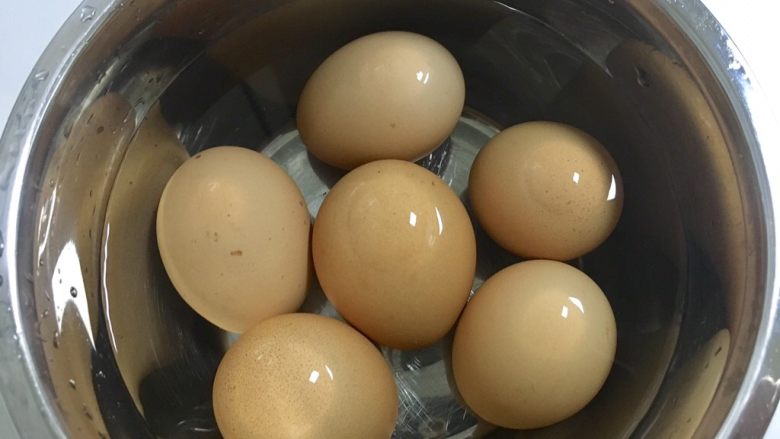 酱油卤蛋,鸡蛋洗净(如果是冷藏蛋，建议提前取出回回温）