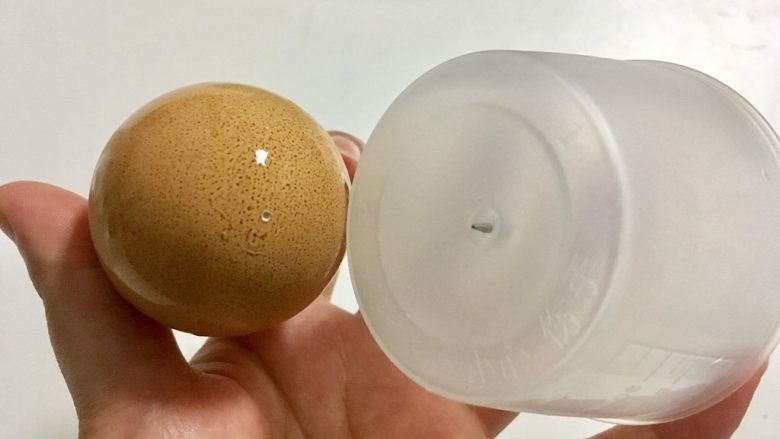 酱油卤蛋,鸡蛋大头部分用针戳个洞(这头里面有膜，戳一下防裂，图为煮蛋器的配针）