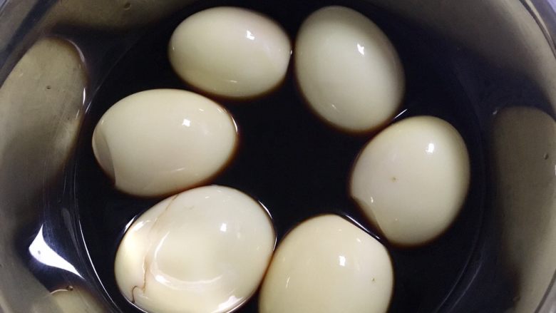 酱油卤蛋,酱油汁捞出葱段，把鸡蛋泡进去，覆保鲜膜冷藏一夜即可（早起第一件事是来给鸡蛋翻个面再泡泡）