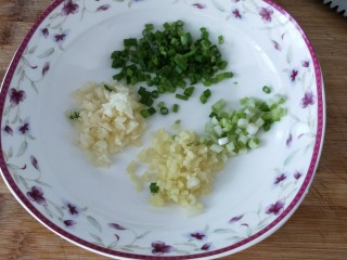 素烧豆花,将姜蒜切末，葱白和葱叶分别切末