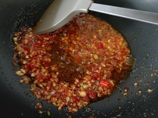 素烧豆花,放入辣椒酱炒香并炒出红油色