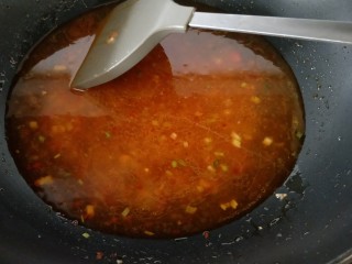 素烧豆花,加入高汤或清水煮开，水量刚好可以没过豆花为宜