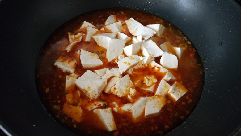 素烧豆花,豆花切小块，放入汤中煨煮5~8分钟