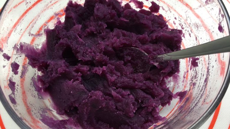 紫薯奶油辫子吐司（奶油直接法）,取120克紫薯肉，加10-15克水，用勺子将紫薯压成泥，水一点点加，不要调的过稀，万一水加多了可以用微波炉加热以蒸发水分