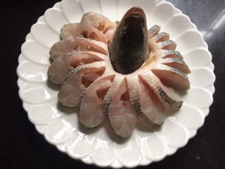 清蒸鲈鱼,然后把鲈鱼肉排放在盘子中，摆好造型。
