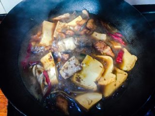 鱼块炖豆腐,放入豆腐，大火烧开小火慢炖一下，这样豆腐会更加入味一些