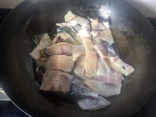 鱼块炖豆腐,放入鱼块正反面煎一下