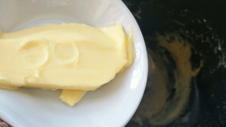 萌萌的猫咪豆沙馅面包,20分钟后加入软化的黄油。