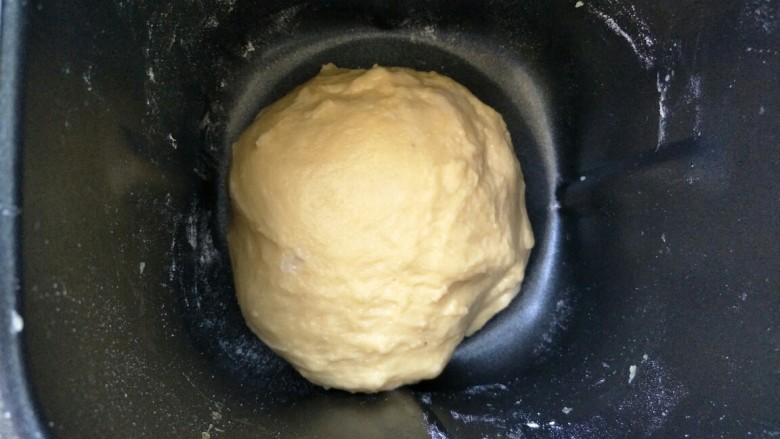 萌萌的猫咪豆沙馅面包,揉好的面整光滑，发酵50分钟。