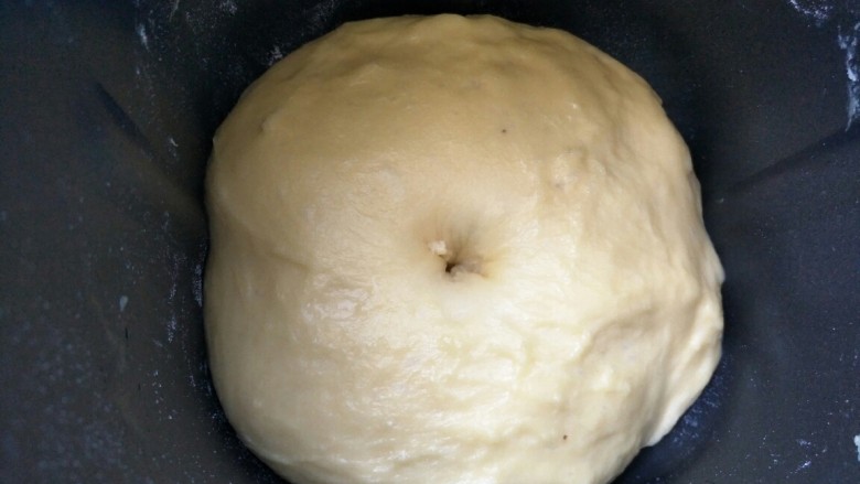 萌萌的猫咪豆沙馅面包,50分钟后面团发酵至两倍大小，戳个洞，不回缩说明发酵好了。