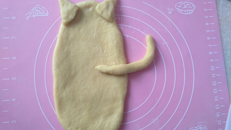萌萌的猫咪豆沙馅面包,贴上猫咪的耳朵和尾巴。