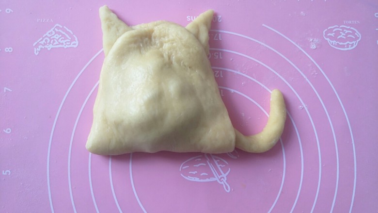 萌萌的猫咪豆沙馅面包,向上对折周围捏紧，如图