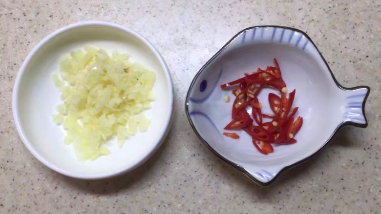 衰衣黄瓜,蒜子切末。小米辣切片。