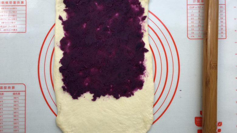 紫薯奶油辫子吐司（奶油直接法）,2/3部分铺上紫薯泥