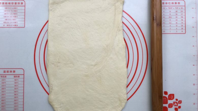 紫薯奶油辫子吐司（奶油直接法）,将面团擀成约35*20cm的长方形
