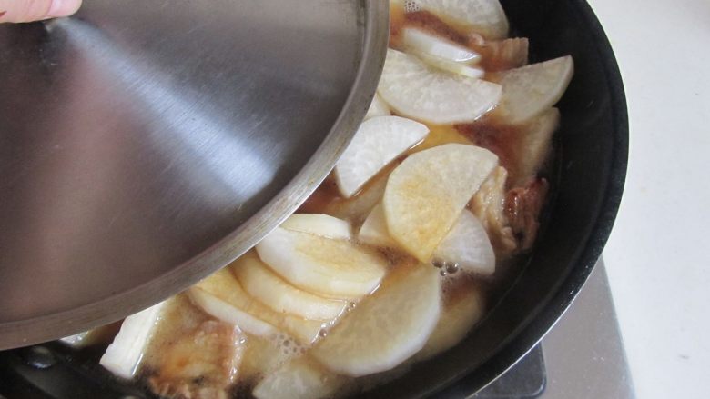 大碗萝卜, 翻炒几下后加入适量的水， 加盖焖煮五分钟；