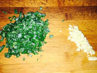 蒜香豆皮金针菇,葱叶切碎，蒜用刀拍松切碎