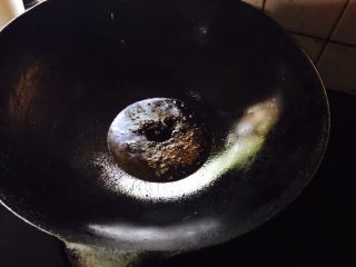 蒜香豆皮金针菇,锅烧热放油