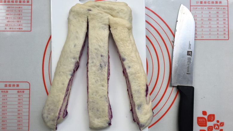 紫薯奶油辫子吐司（奶油直接法）,切长3条，顶部不要切断