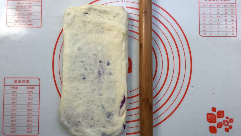 紫薯奶油辫子吐司（奶油直接法）,再旋转90度，最后擀成约30*10cm长条