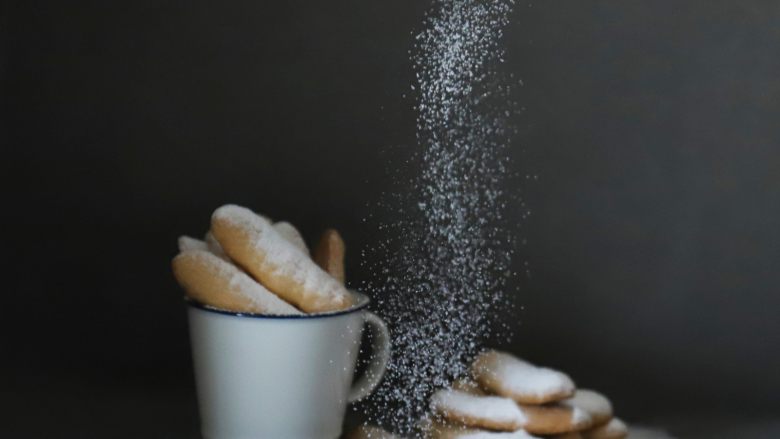 松软的饼干小妖精——手指饼干,中层上下火 170度，烘烤15-20分钟，表面焦黄即可，待冷却，撒上糖粉，搞定！
