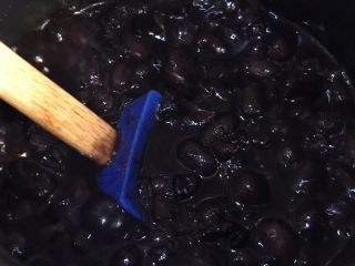 无糖全麦红豆黑米餐包,倒入不粘锅中，继续小火翻炒至红豆一压就碎，水很少的状态