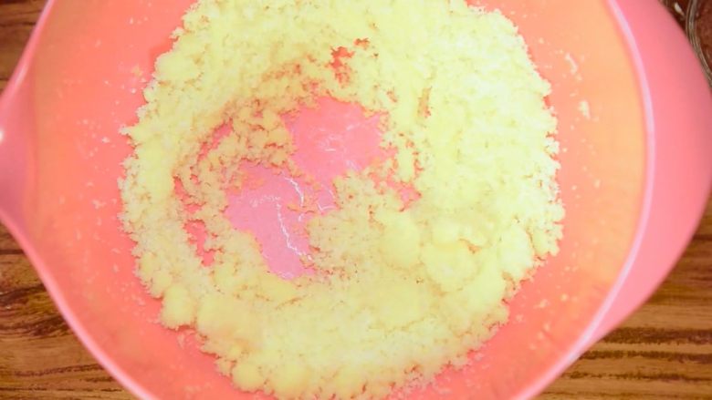 二次元美少女教你制作颜值爆表的红丝绒蛋糕,<a style='color:red;display:inline-block;' href='/shicai/ 887'>黄油</a>软化后，和盐、细砂糖混合，用电动打蛋器充分搅打，打成散沙状。
